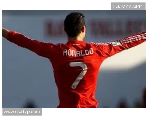 手绘足球明星壁纸展现球场魅力与运动精神的艺术之旅 手绘足球明星壁纸展现球场魅力与运动精神的艺术之旅